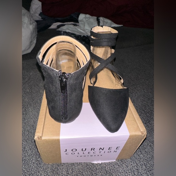 Journee collection black flats. - Picture 2 of 4